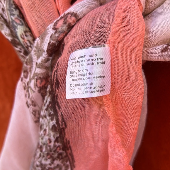 Preowned Joy Susan scarf 70x35 peach border , white with khaki and army green - Picture 5 of 6
